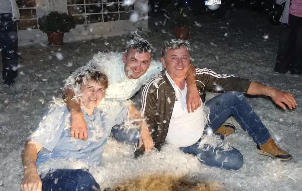 Slavonska fešta za pamćenje: Rođeni blizanci Bruno i Borna, slavilo se uz perje, pjesmu i 90. rođendan pradjeda