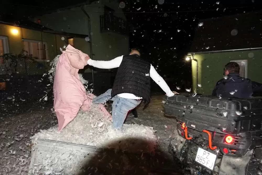 Slavonska fešta za pamćenje: Rođeni blizanci Bruno i Borna, slavilo se uz perje, pjesmu i 90. rođendan pradjeda