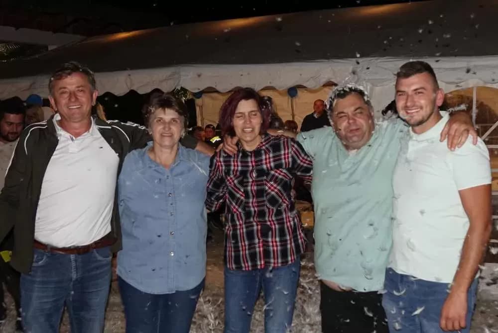 Slavonska fešta za pamćenje: Rođeni blizanci Bruno i Borna, slavilo se uz perje, pjesmu i 90. rođendan pradjeda