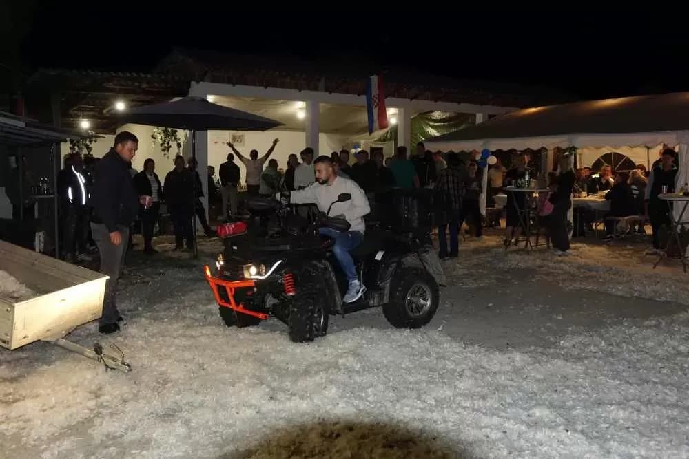 Slavonska fešta za pamćenje: Rođeni blizanci Bruno i Borna, slavilo se uz perje, pjesmu i 90. rođendan pradjeda