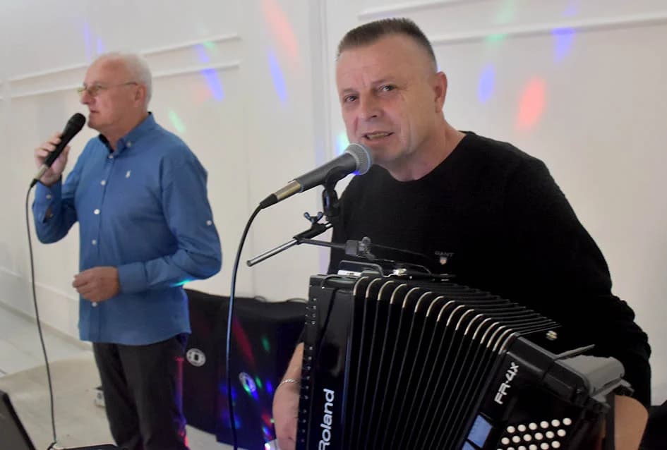 VIŠE OD STOTINU UMIROVLJENIKA NA ZABAVI: Dosta plesa i veselih kola [FOTO]