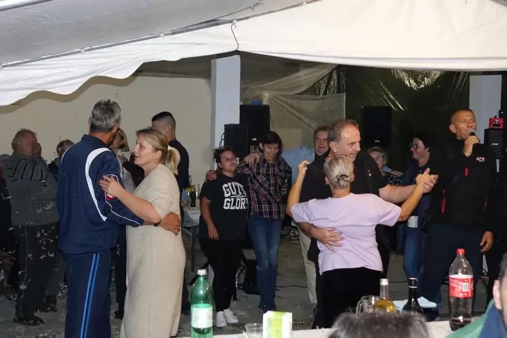 Slavonska fešta za pamćenje: Rođeni blizanci Bruno i Borna, slavilo se uz perje, pjesmu i 90. rođendan pradjeda
