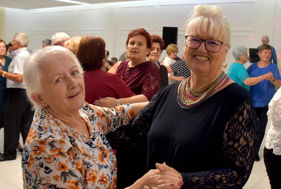 VIŠE OD STOTINU UMIROVLJENIKA NA ZABAVI: Dosta plesa i veselih kola [FOTO]