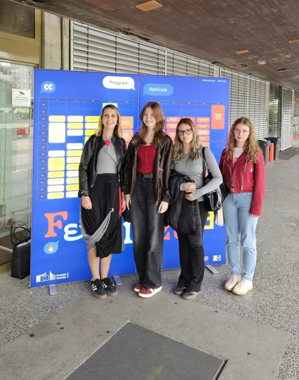Požeške učenice Ekonomske škole Tena Jurić i Tina Jurić sa profesoricom Jelenom Kovačević na  Festivalu jezika EK u Zagrebu