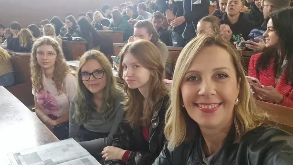 Požeške učenice Ekonomske škole Tena Jurić i Tina Jurić sa profesoricom Jelenom Kovačević na  Festivalu jezika EK u Zagrebu