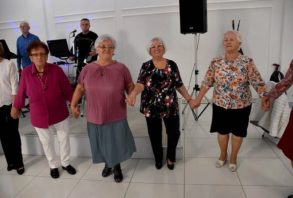 VIŠE OD STOTINU UMIROVLJENIKA NA ZABAVI: Dosta plesa i veselih kola [FOTO]