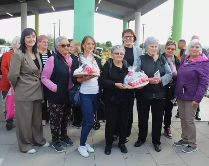 Marica Kožumanac iz Zagrađa i članice Hrvatskog ženskog društva pripremili najbolji ajvar