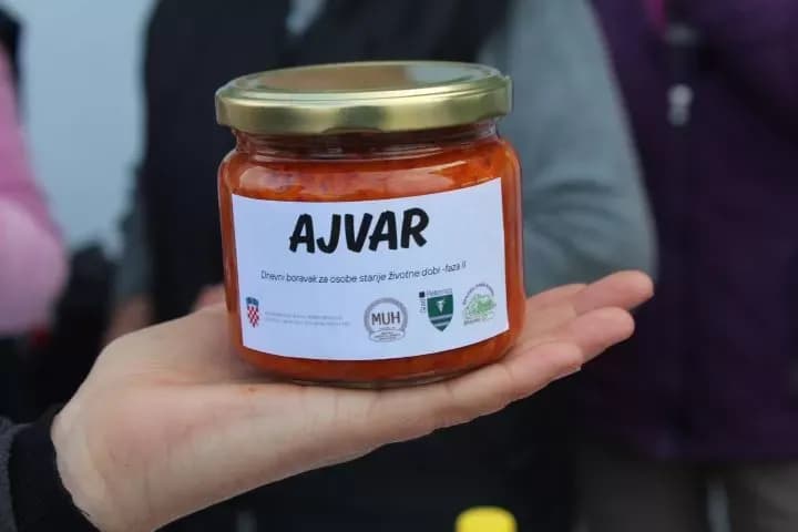 Marica Kožumanac iz Zagrađa i članice Hrvatskog ženskog društva pripremili najbolji ajvar