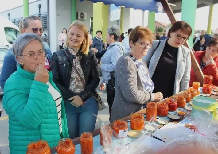Marica Kožumanac iz Zagrađa i članice Hrvatskog ženskog društva pripremili najbolji ajvar