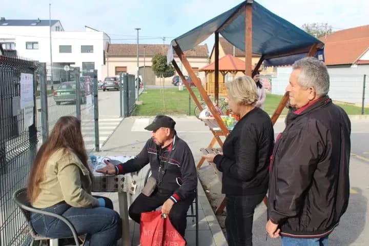 Marica Kožumanac iz Zagrađa i članice Hrvatskog ženskog društva pripremili najbolji ajvar