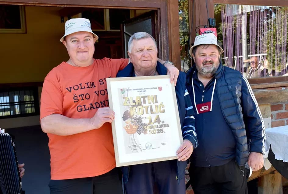 [FOTOGALERIJA] Željko Rodić  skuhao najbolji kotlić na 14. kaptolačkoj pudarijadi