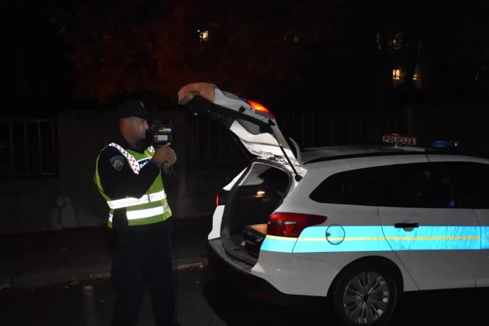 Zbog neprilagođene brzine završio u ogradi obiteljske kuće u Pakracu