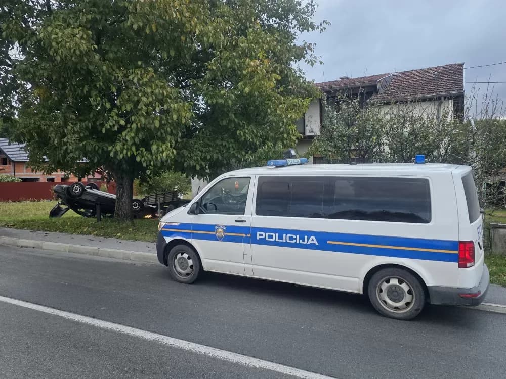 Slijetanje Mercedesa u Trenkovu: Vozač završio u bolnici, uzrok nesreće još nije poznat