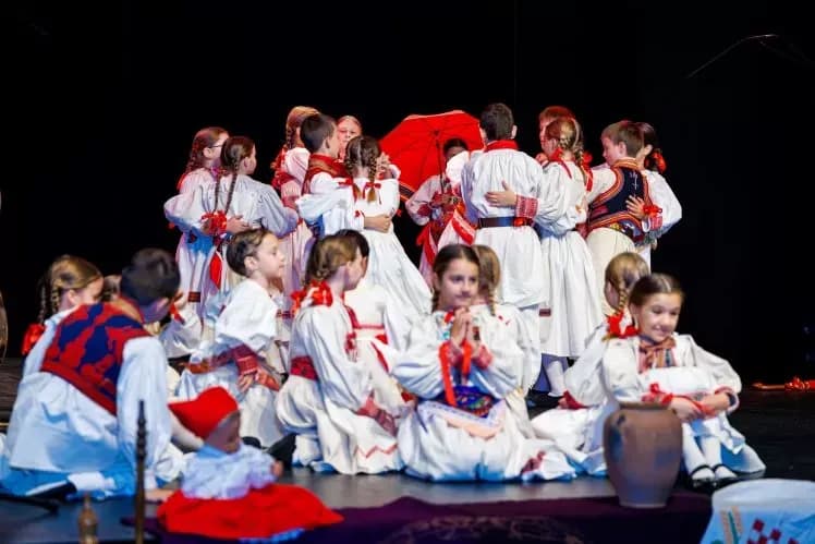 KULTURNO-UMJETNIČKO DRUŠTVO „ORLJAVA“: Smotra dječjeg folklora „Kolo malih koraka”