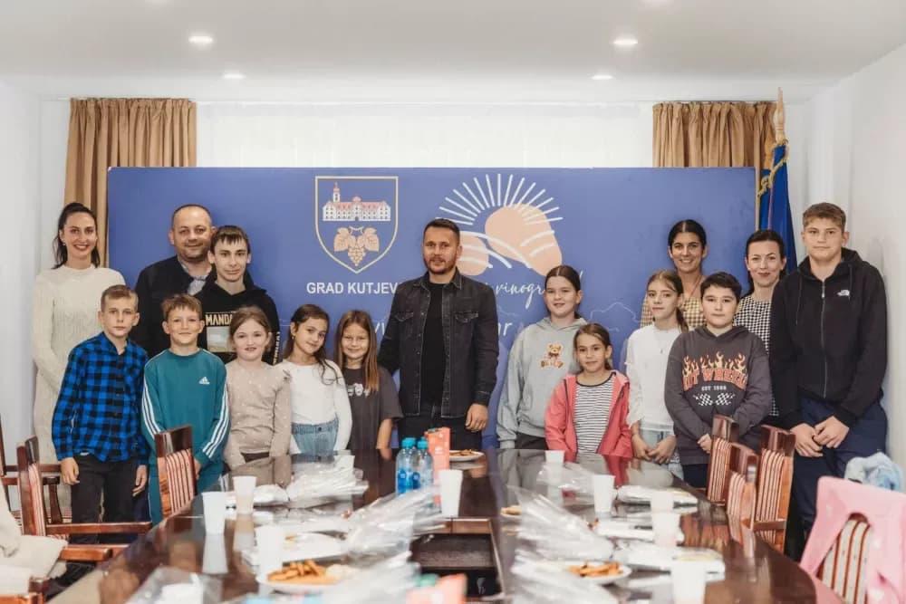 Mali vijećnici Grada Kutjeva, velike ideje: Gradonačelnik popio čaj… i ostao bez riječi!