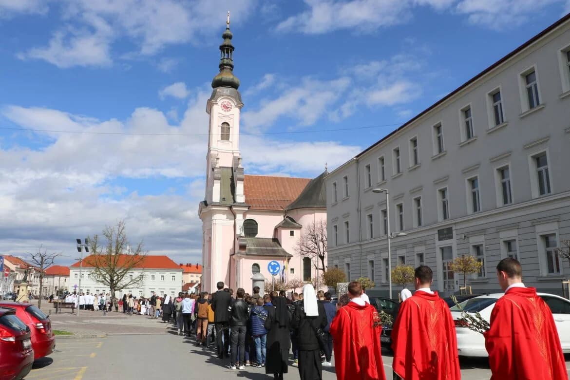 Proslavljena Cvjetnica - Nedjelja Muke Gospodnje:  "Što se sve može ostvariti u našem srcu po snazi Isusova križa" [FOTO]