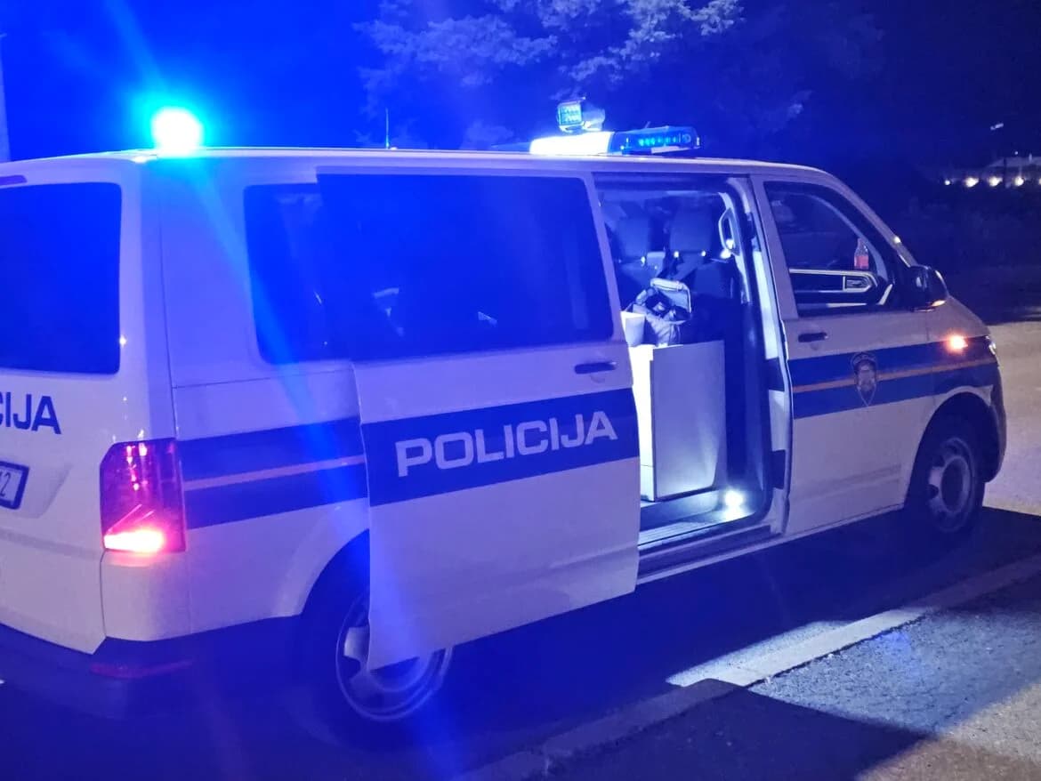 Završio s "dvicom" na terasi kafića ali nije bio uslužen i  popio kaficu! [FOTO]