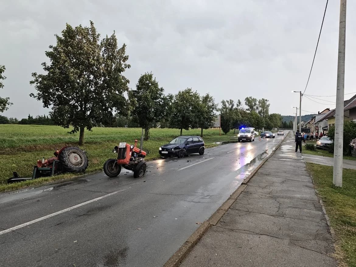 Traktor se doslovno raspao: Prometna nesreća u Mlinskoj ulici (FOTO)