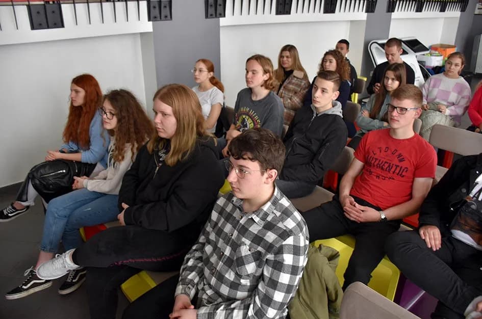 Požeški poduzetnik Goran Šutalo donirao Glazbenoj školi lovačke rogove