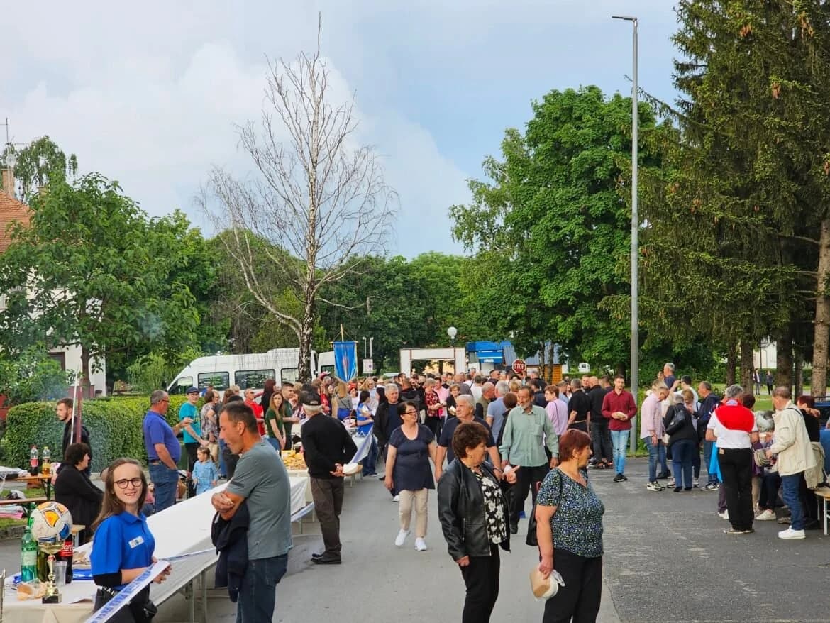 Uz tradicionalnu manifestaciju "Najduži stol u Hrvata" nastupila grupa A strana: "Nije kiša uspjela pokvariti raspoloženje i ugođaj" /FOTOGALERIJA/