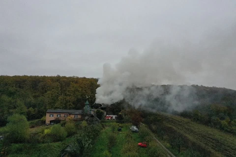 Borba s vatrenom stihijom: Gori turistički kompleks iznad Buka (FOTO)