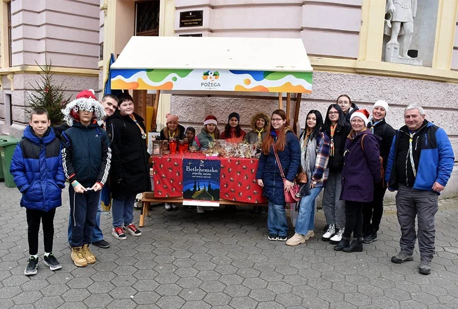 POŽEŠKI IZVIĐAČI DONIJELI BETLEHEMSKO SVJETLO U POŽEGU: Simbol dobrote, prijateljstva i mira u svijetu zasjat će u požeškim domovima [FOTO]