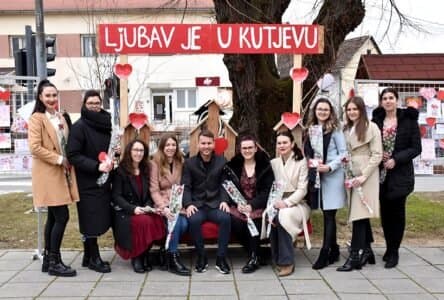Kutjevački dvorac u sjeni srca: Uz Dan zaljubljenih gradonačelnik Budimir dijelio ruže nježnijem spolu [FOTOGALERIJA]