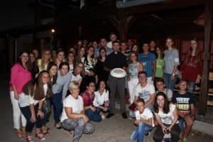 Mladi župe Pleternica priredili oproštajno iznenađenje kapelanu, on ostao bez riječi: "Ne znam što da kažem" /FOTO/