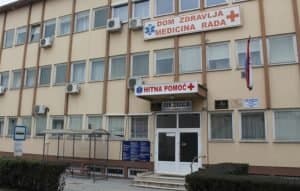 U Domu zdravlja udario liječnicu šakom pa pobjegao; traži ga policija