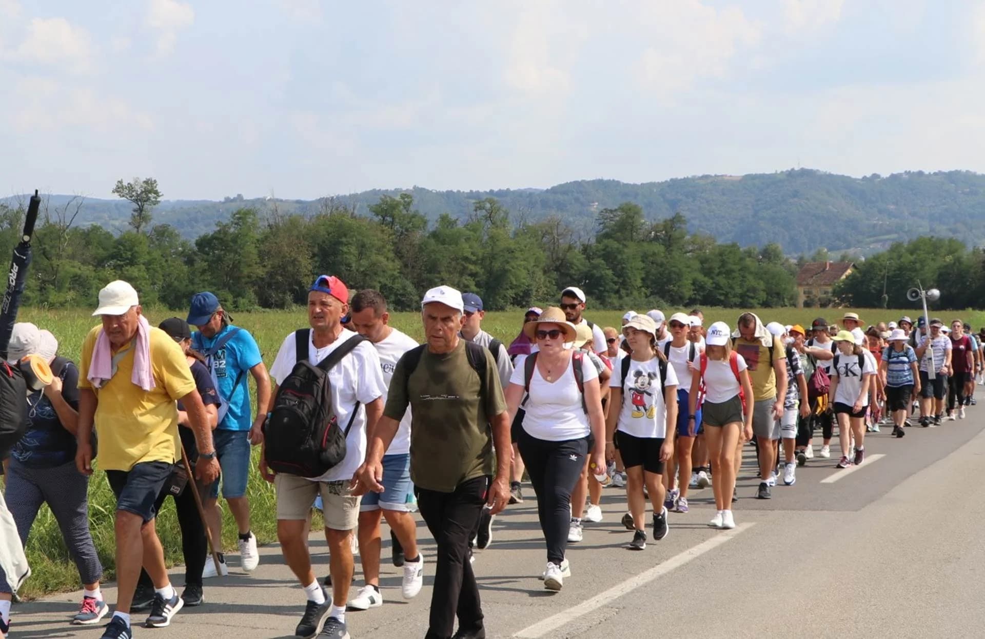 HODOČASNICI PJEŠACI KRENULI U VOĆINSKO SVETIŠTE [FOTO]