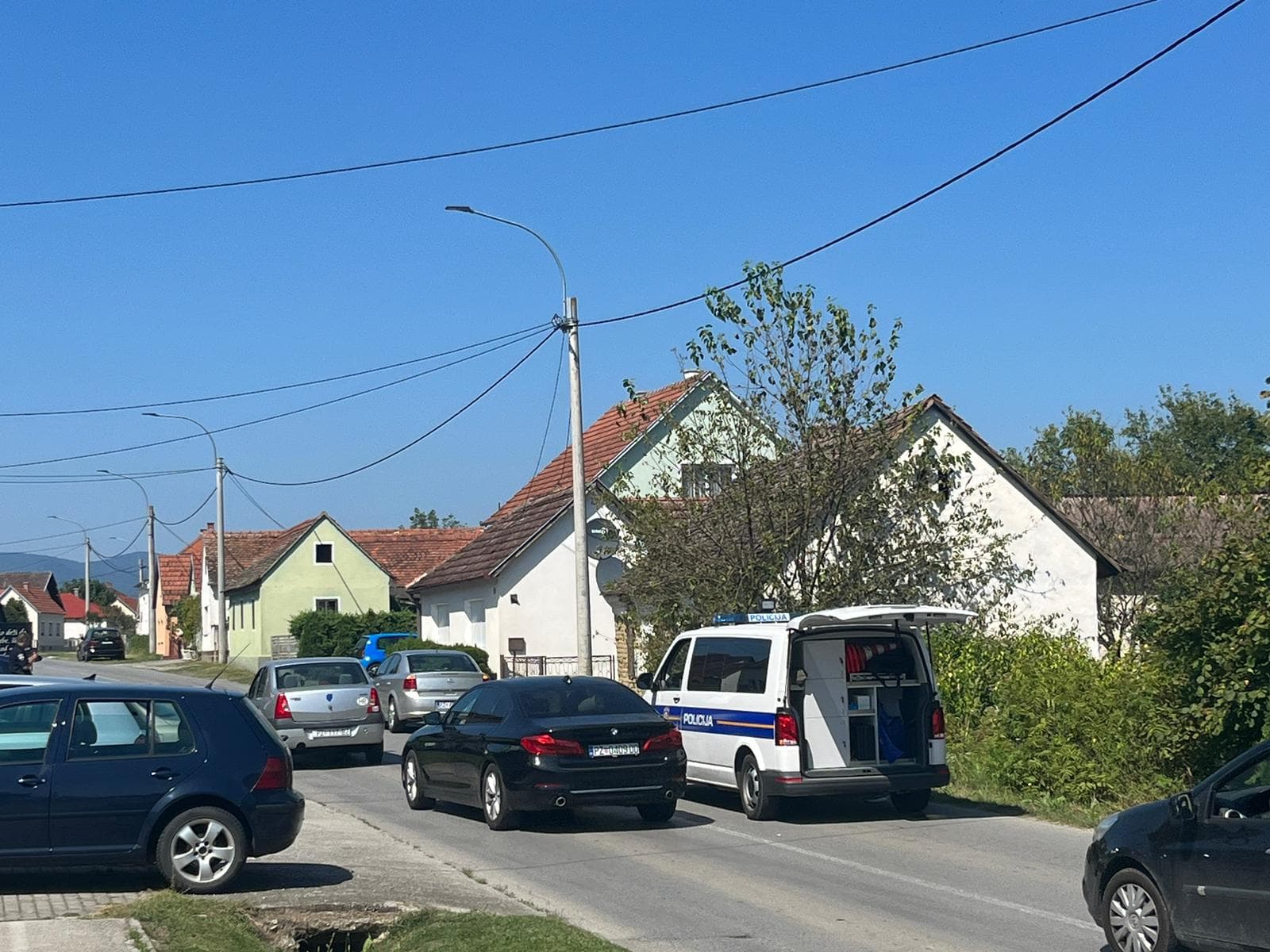 Nalet osobnog vozila na skuter: Jedna osoba prevezena u bolnicu /FOTO/
