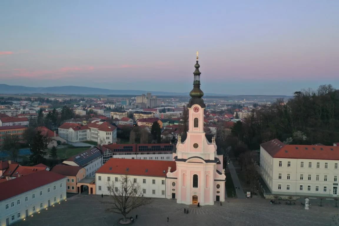 VELIKA FOTOGALERIJA S KRIŽNOG PUTA MLADIH POŽEŠKE BISKUPIJE: Od Starog Petrovog Sela do Požege hodočastilo više od 1.300 mladih ali i onih malo starijih generacija