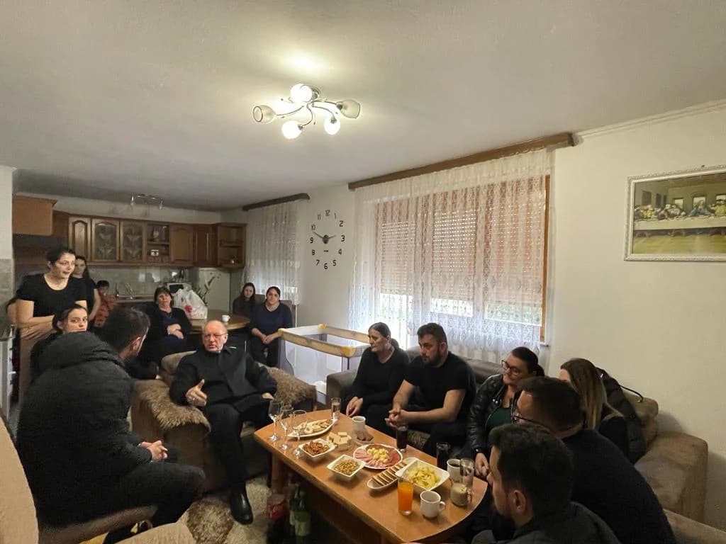 BISKUP ŠKVORČEVIĆ POSJETIO SEDMEROČLANU OBITELJ KOJA JE IZGUBILA SUPRUGA I OCA
