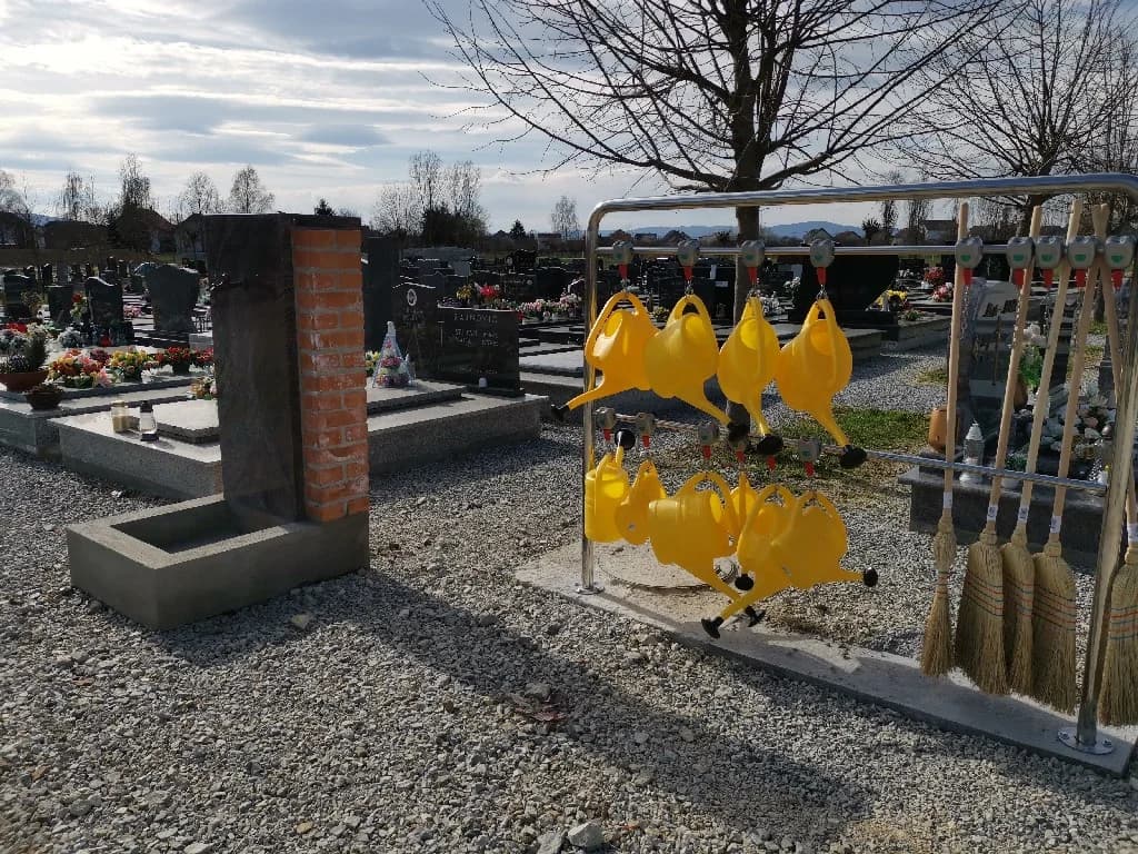 Komunalac postavio kantice i metle na gradskim grobljima