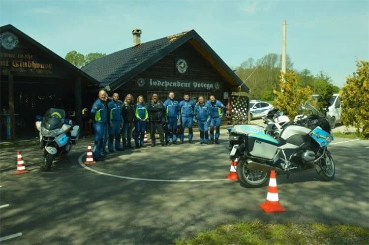 Policijski službenici - motociklisti na treningu sigurne vožnje /FOTO/