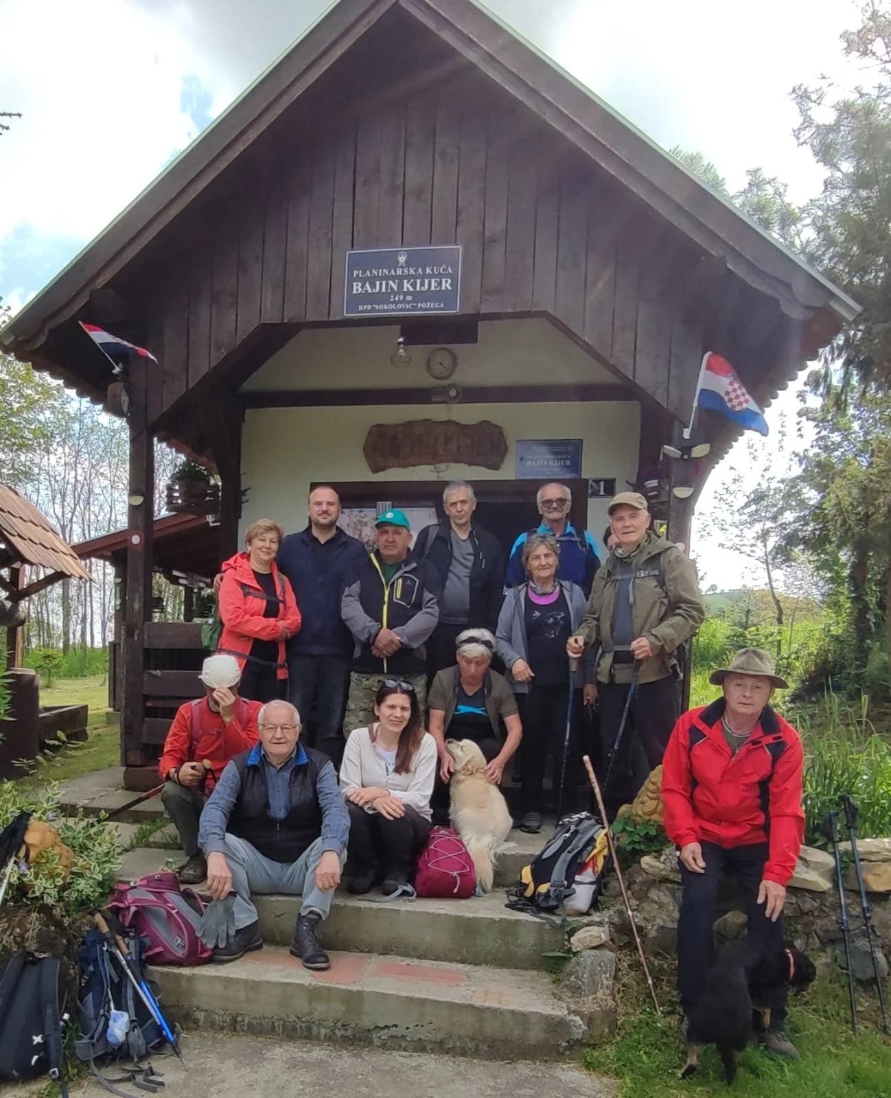 Planinari Sokolovca nepoznatim stazama iznad svoga grada /FOTO/