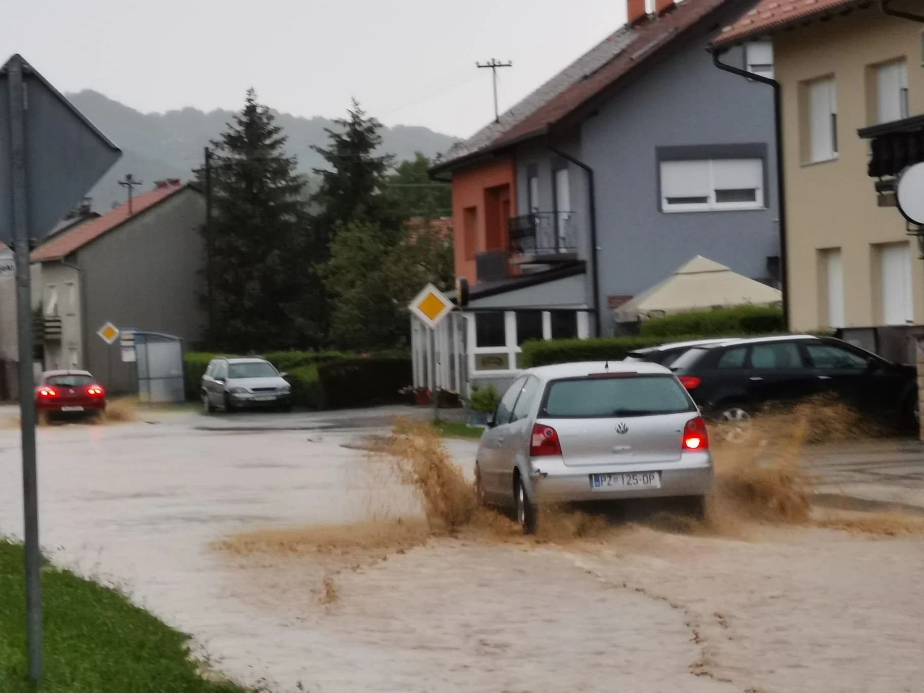 Obilna kiša i led Požežanima zadaju glavobolje: "Muka nam je već od ovoga!"