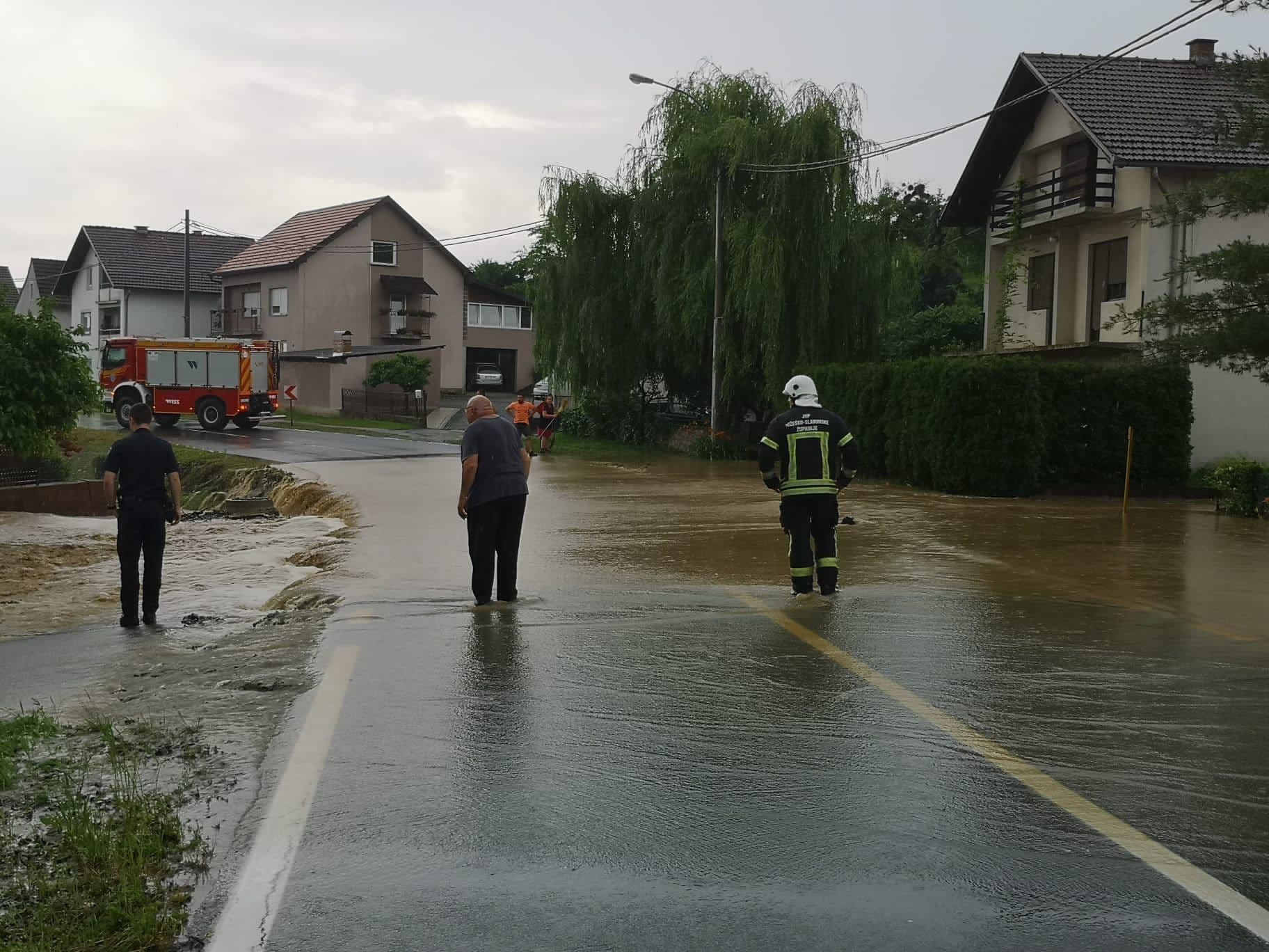 Vatrogasci Pleternice i Sulkovaca u obrani od poplave pomažu mještanima Bresnici [FOTO/VIDEO]