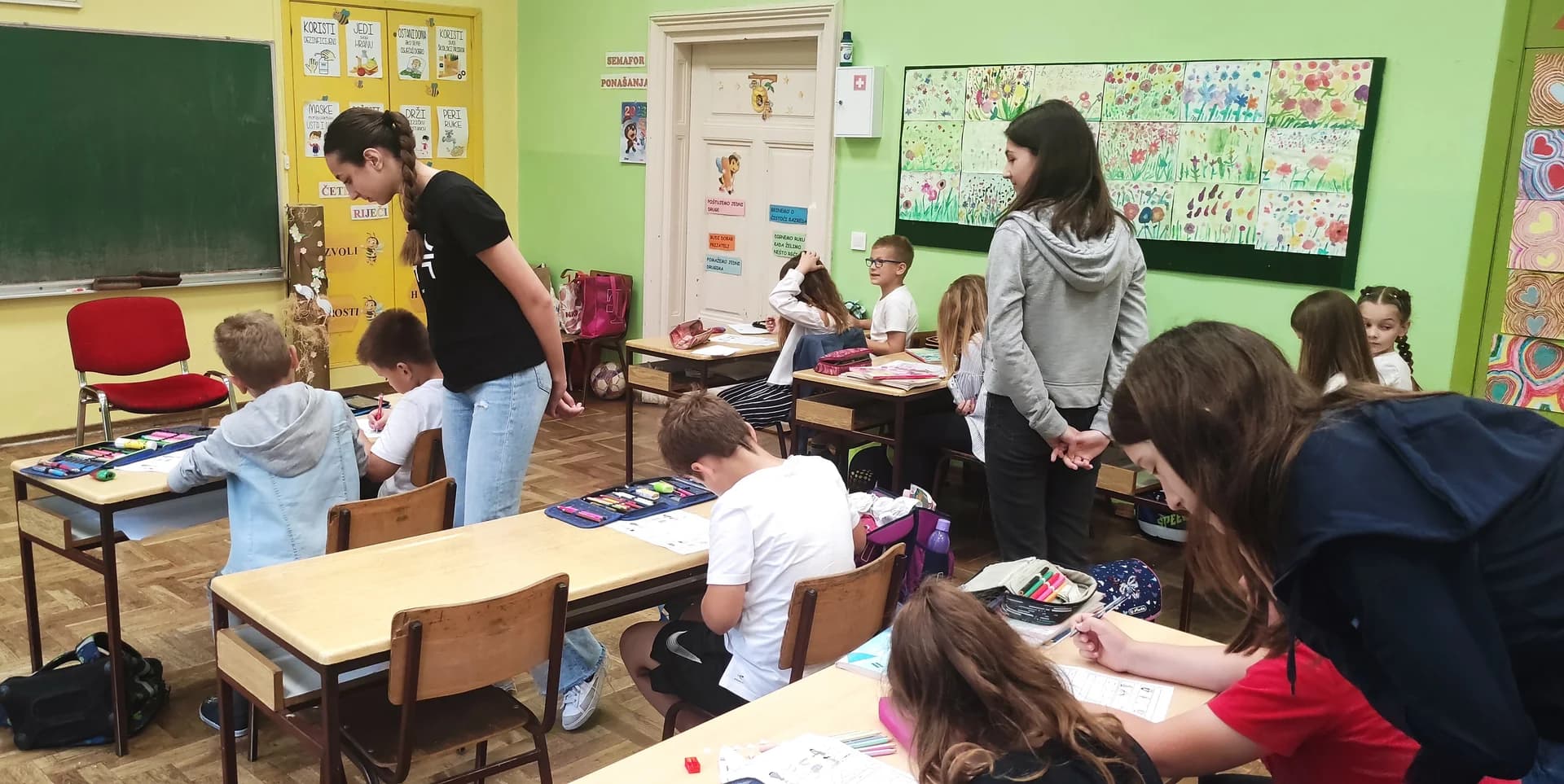 <strong>Vrijedni učenici Gimnazije Požega posjetili osnovne i srednje škole te Dom za starije i nemoćne u Požegi</strong> <strong>u sklopu projekta Tulum s(l)ova: Čitamo naglas, čitamo iz užitka</stro