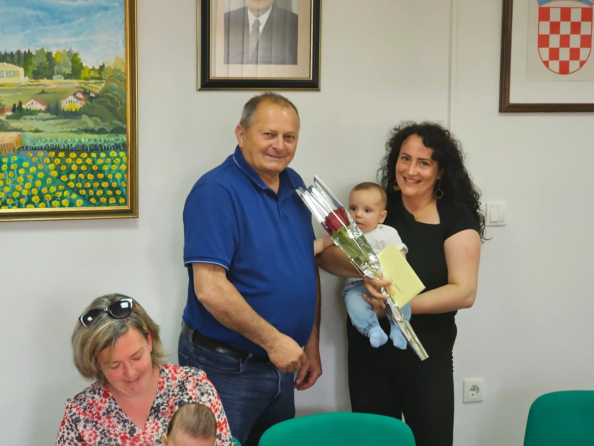 Načelnik općine Jakšić darivao najmlađe sumještane i njihove roditelje /FOTO/