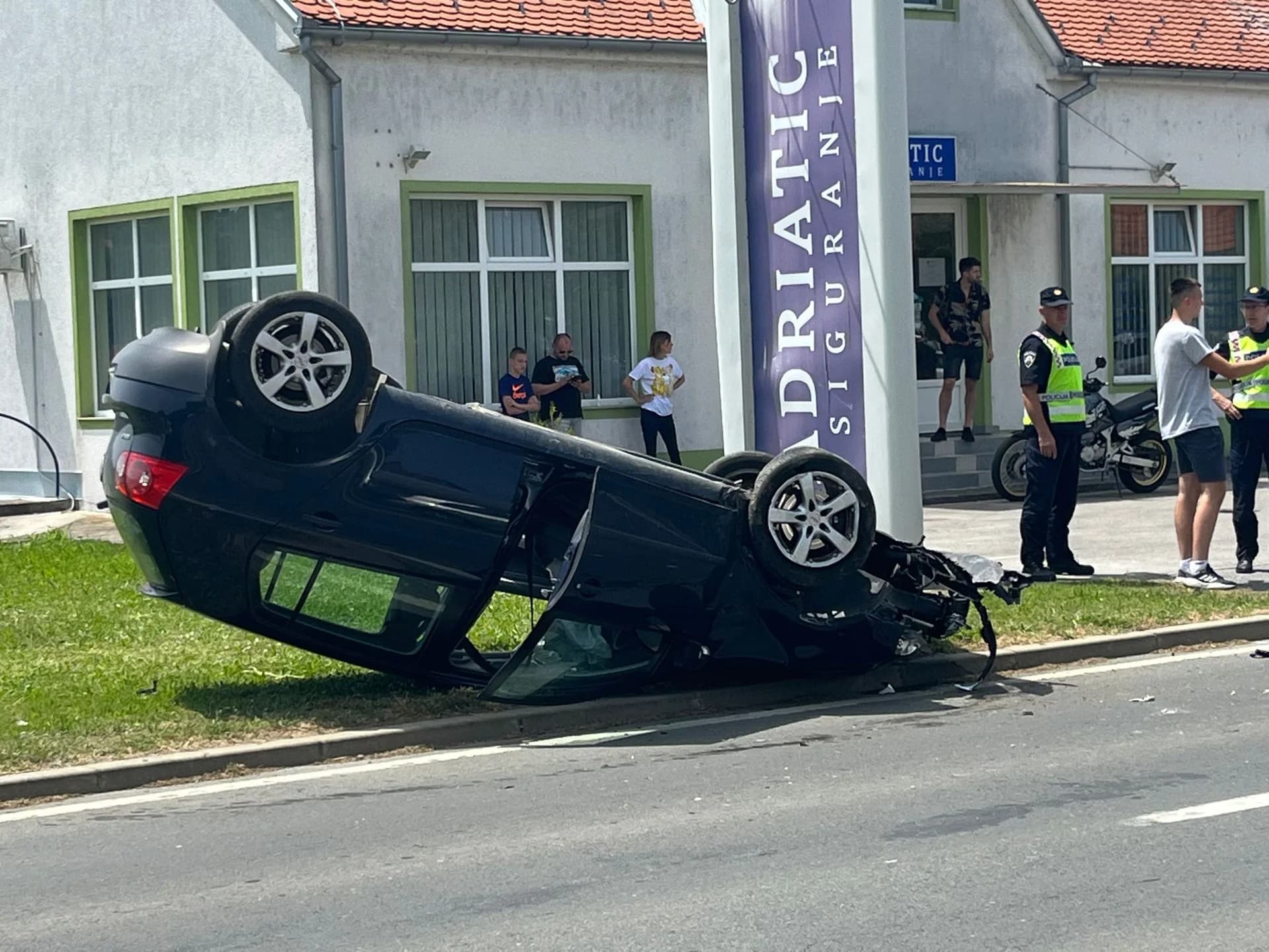 Zbog nepropisnog skretanja, došlo do prevrtanja Golfa koji je završio na krovu