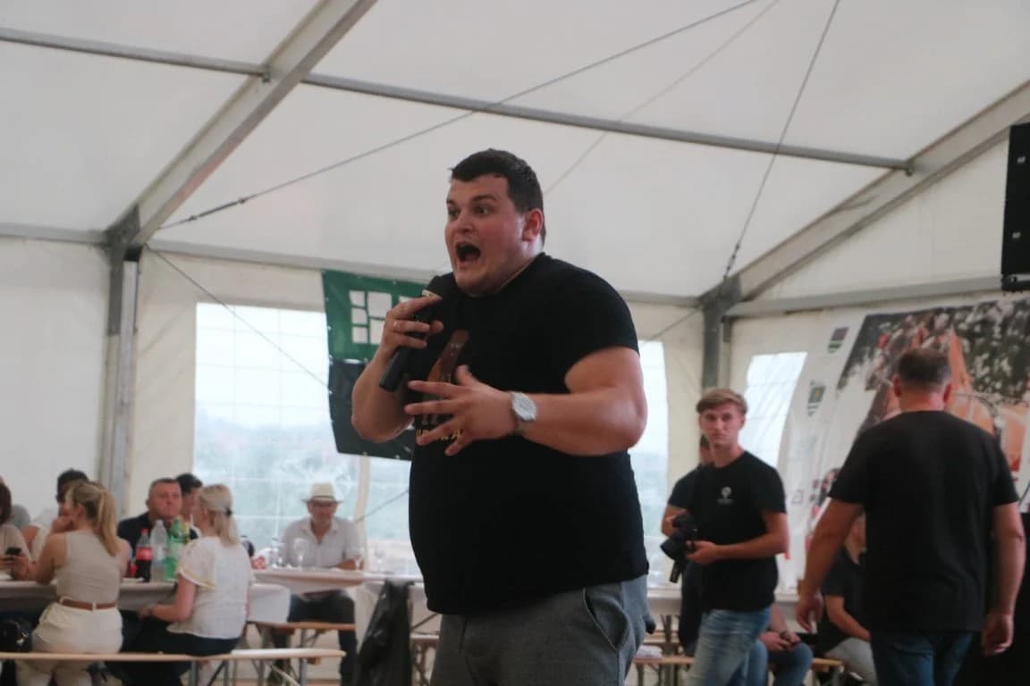 Noćne utrke na Međunarodnom konjičkom turniru u Pleternici nije bilo - posjetitelji su se zabavili pod šatorom uz komičare i tamburaše /FOTO/