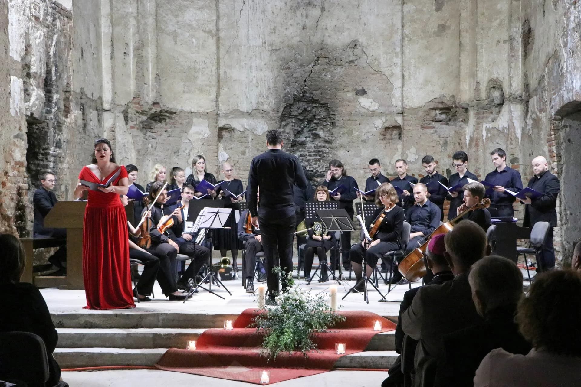 KONCERT „TU ES PETRUS“ U STAROME GRADU POŽEŠKOGA KAPTOLA: Nastupili Komorni orkestar i Komorni zbor požeških glazbenika
