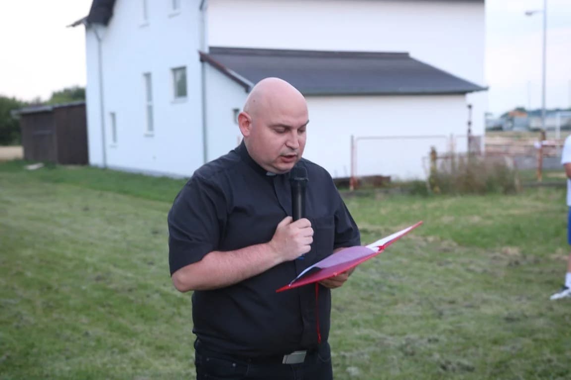 Bektežani se prisjetili pokojnog sumještanina Dragana Jajića polaganjem vijenca i paljenjem svijeća kod spomen ploče /FOTO/