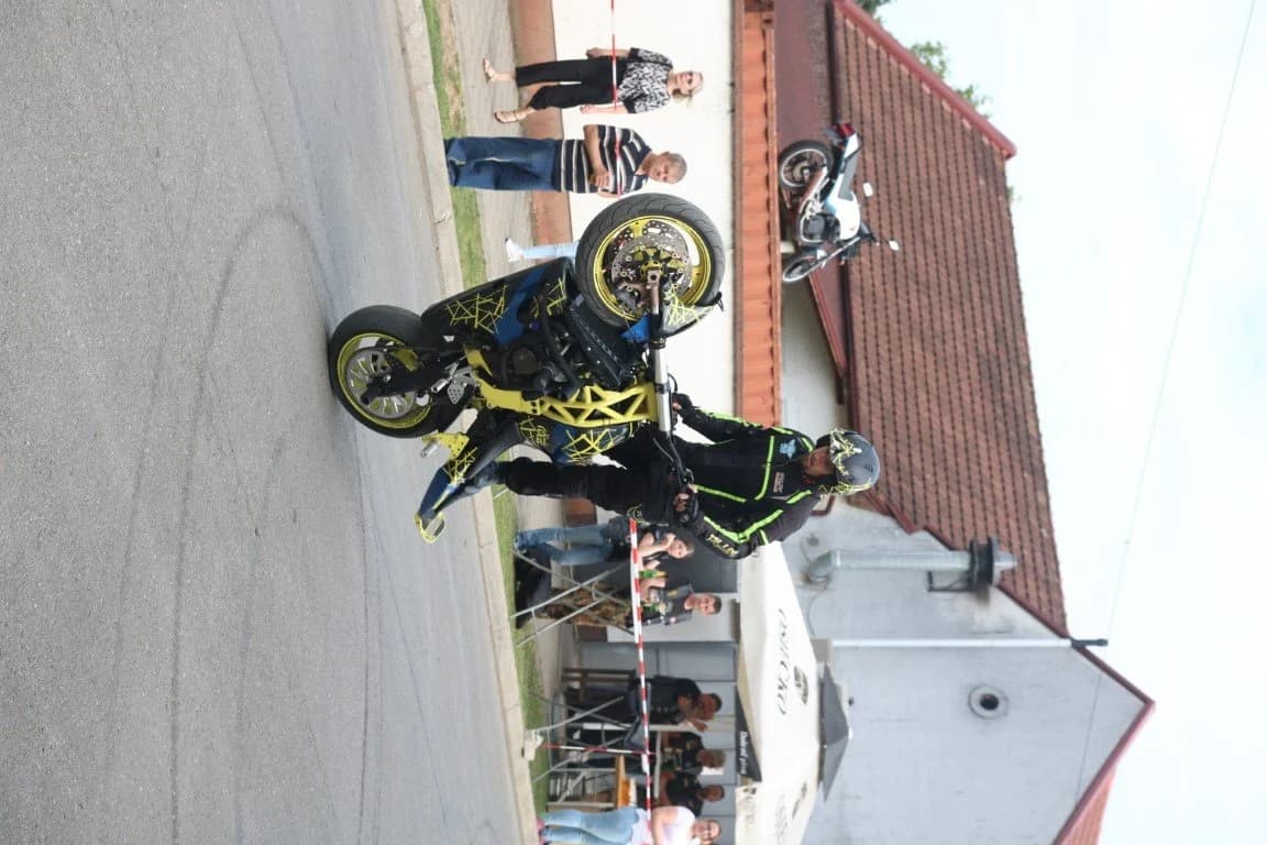 Moto show u Pleternici: Tragovi guma još dugo će ostati u glavnoj ulici /FOTO/
