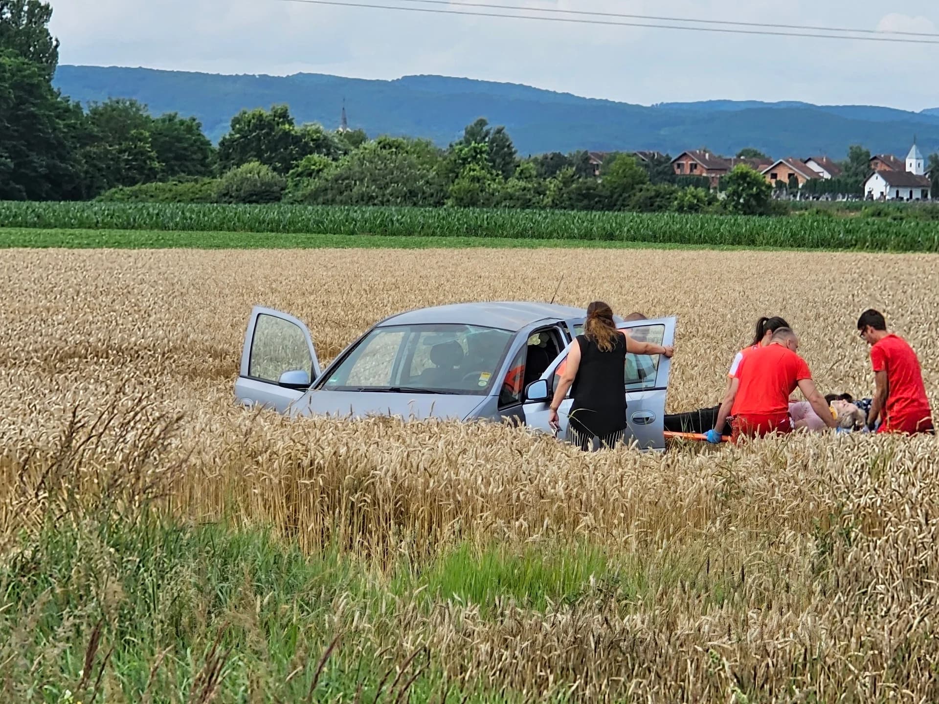 Osobnim vozilom sletjela u polje kod Jakšića[ FOTO]