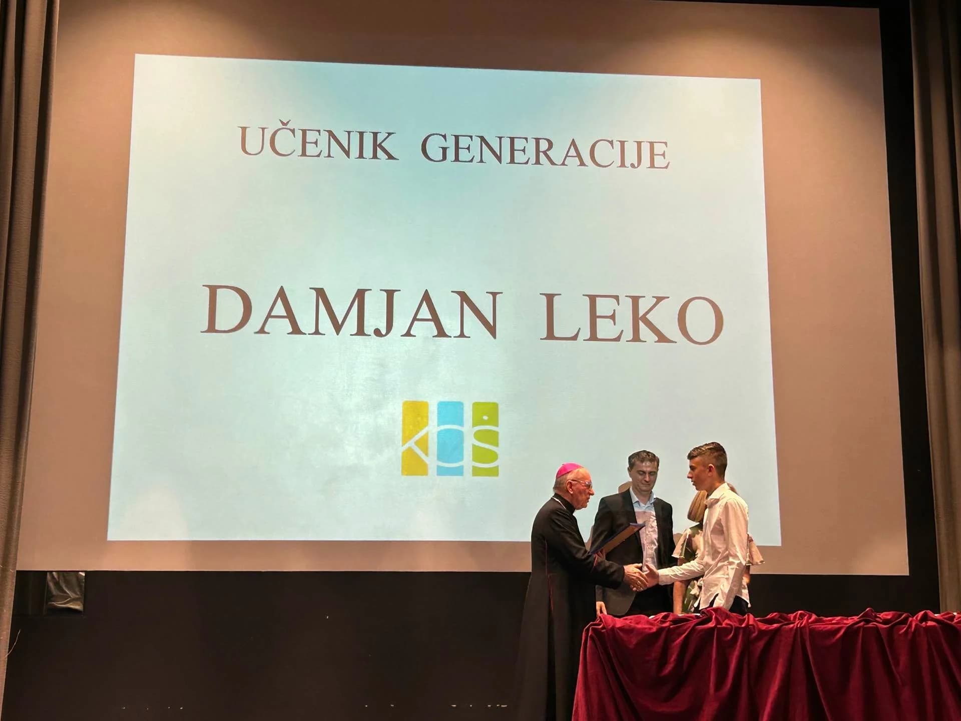 OPROŠTAJ OD UČENIKA OSMOG RAZREDA KATOLIČKE OSNOVNE ŠKOLE U POŽEGI: Proglašeni učenici generacije i dobitnici Nagrade “Sv. Josip”