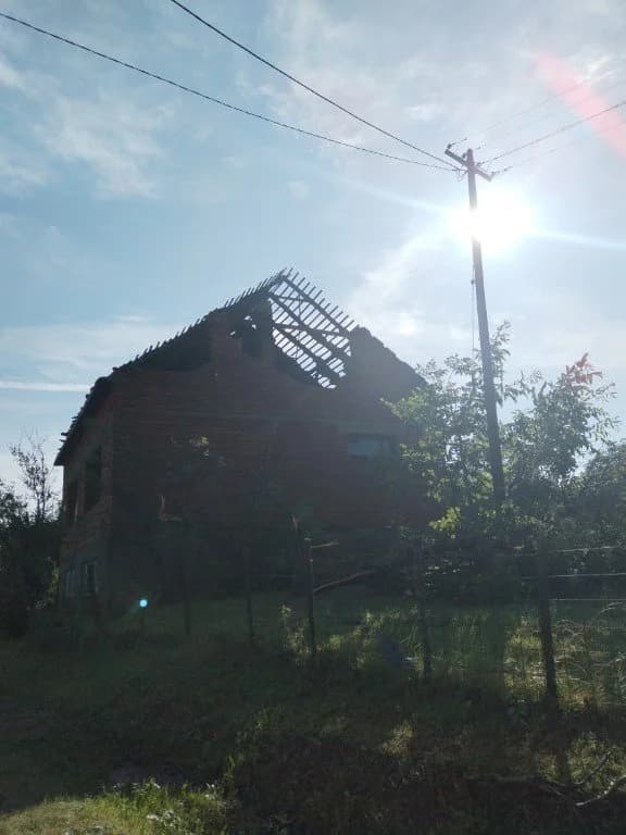 Žitelji brdskih naselja sami saniraju štete, a dva sela su još bez struje /FOTO/