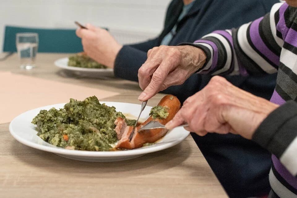 Stare osobe ostale bez prehrane jer je interes korisnika smanjen, a troškovi veliki