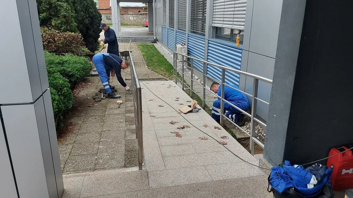 Za osobe s invaliditetom i smanjenom pokretljivosi osigurana pristupačnost upravnoj zgradi Tekije d.o.o.
